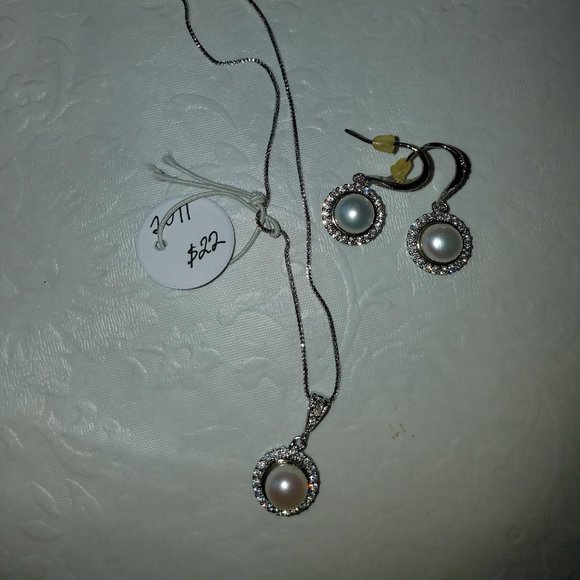 Pearl and Cubic Zirconia Jewelry Set - Picture 2 of 4